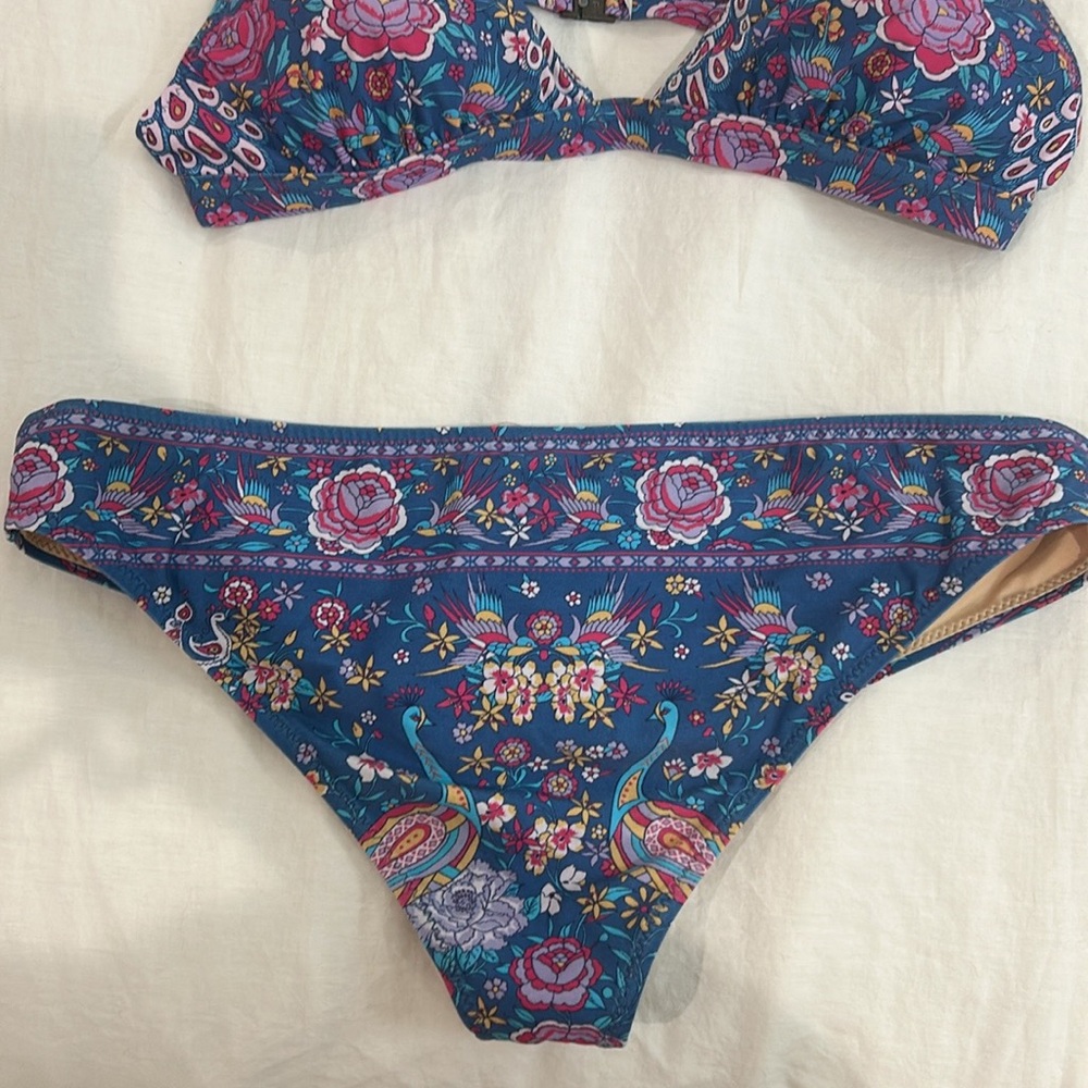 Bikini - Picture 2 of 5